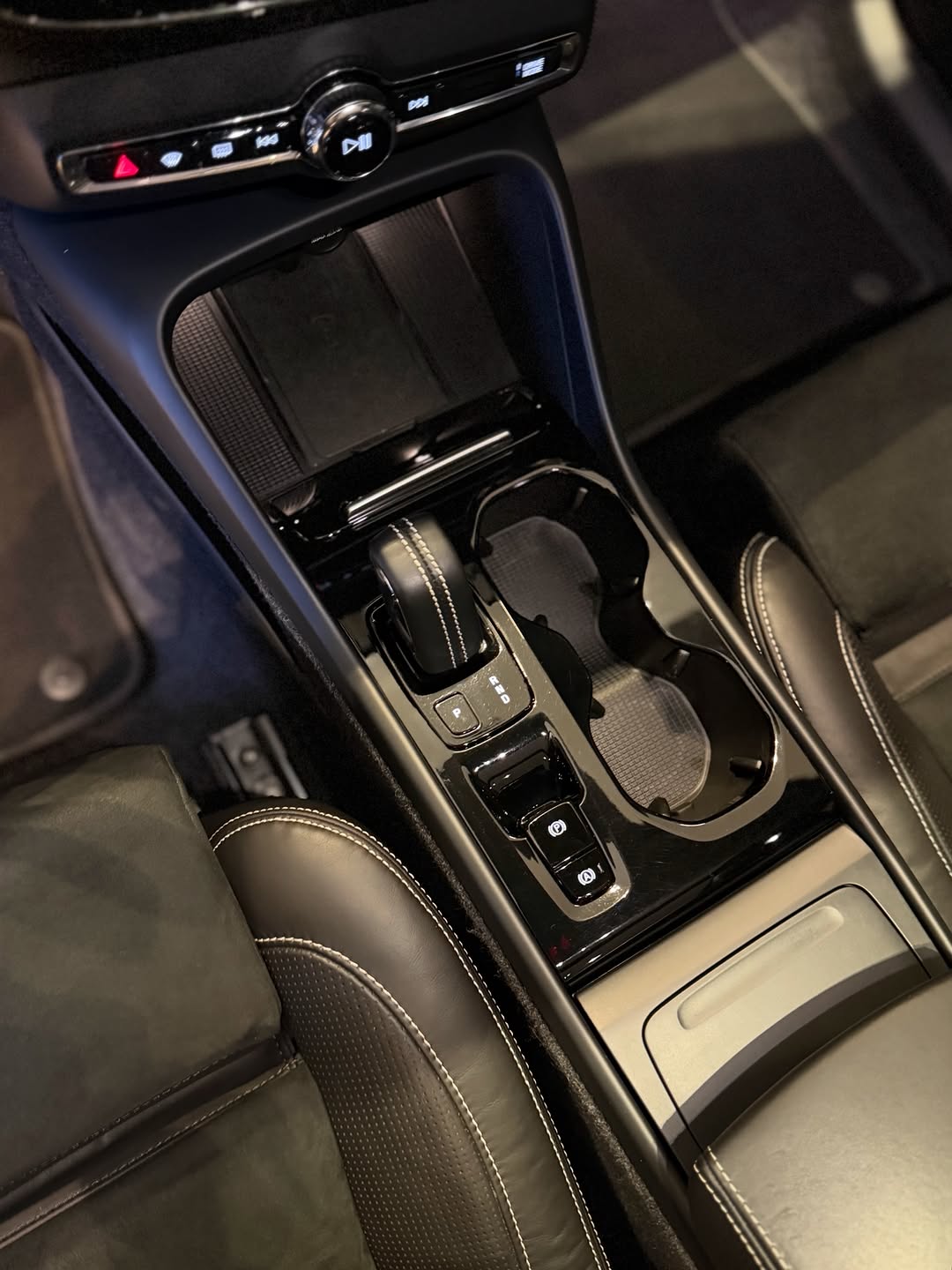 VOLVO XC-40 R-DESIGN - Imagem 9