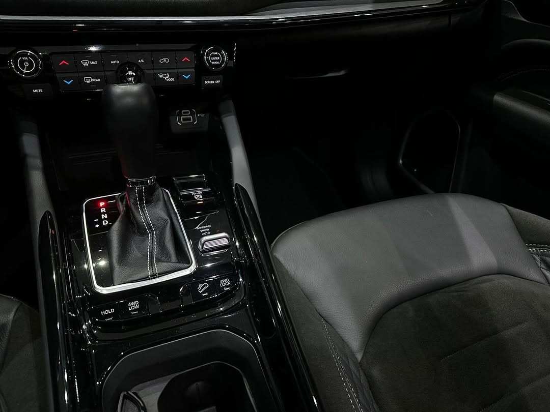 JEEP COMMANDER HURRICANE 4 TURBO GASOLINA BLACKHAWK AT9 7 LUGARES - Imagem 7