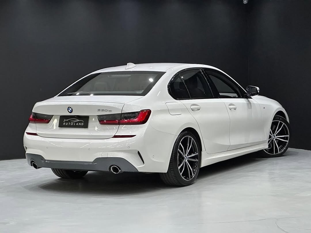BMW 330E M SPORT - Imagem 4