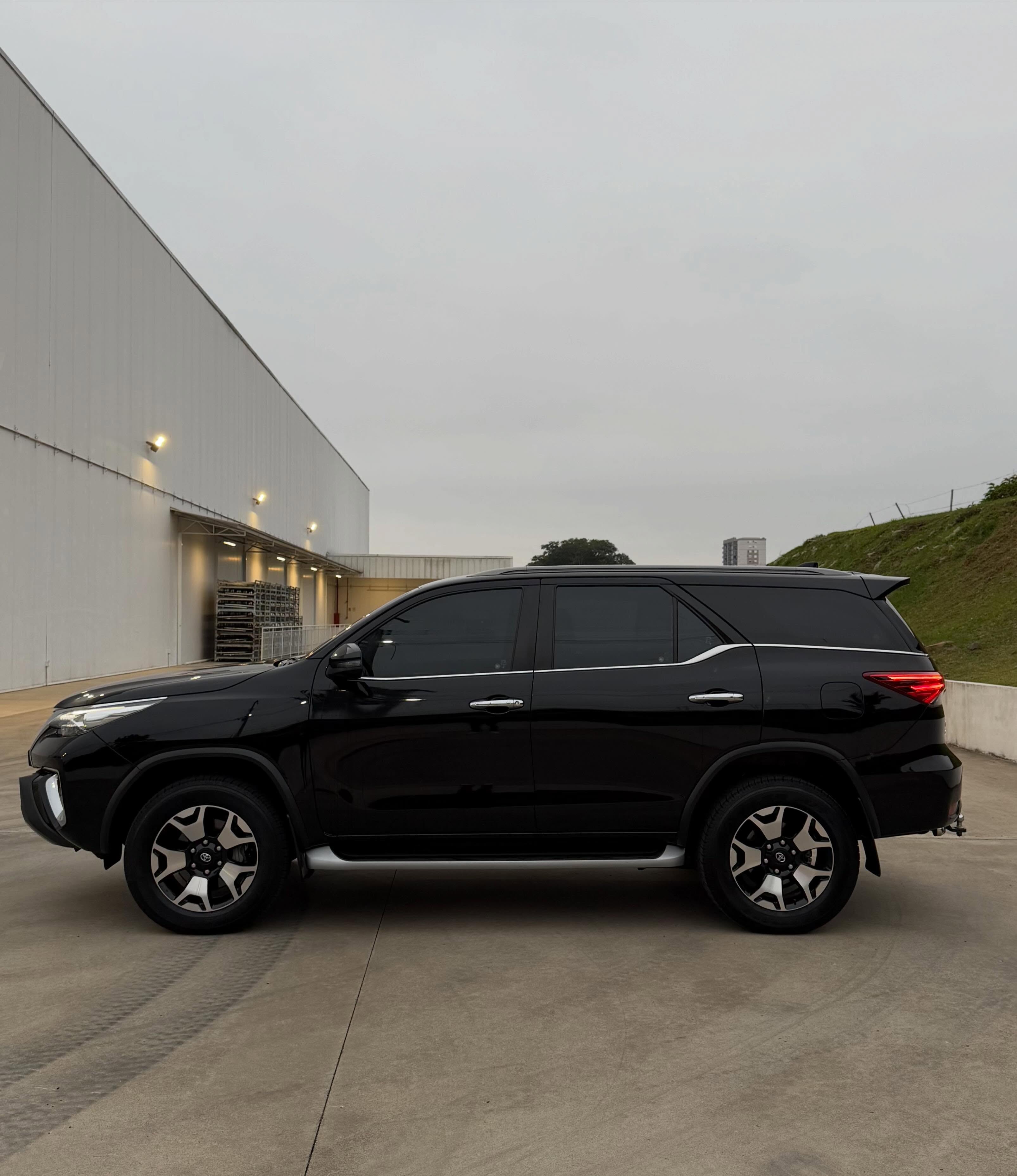 TOYOTA HILUX SW4 SRX DIAMOND - Imagem 5