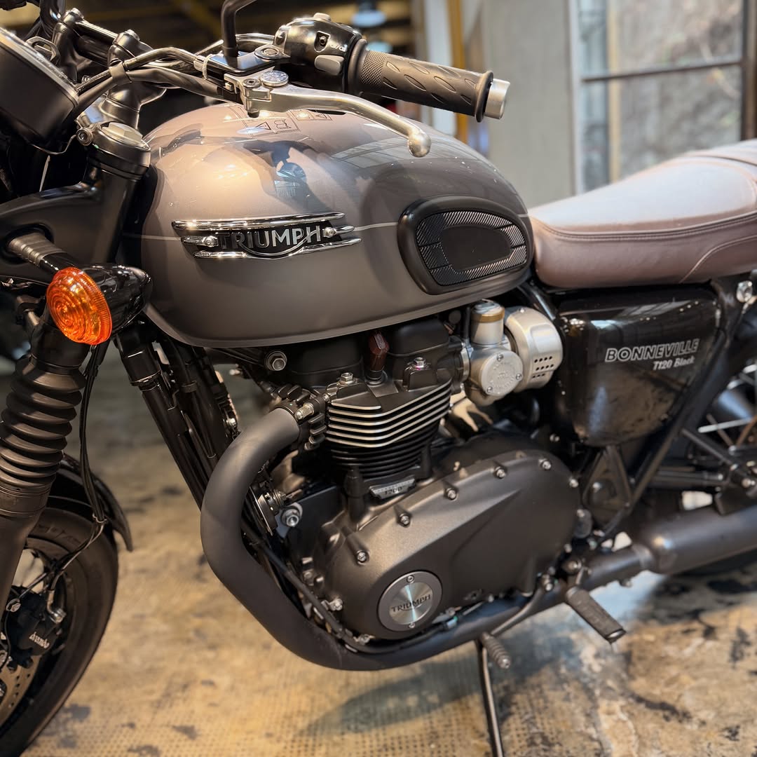 TRIUMPH BONNEVILLE T120 BLACK - Imagem 8