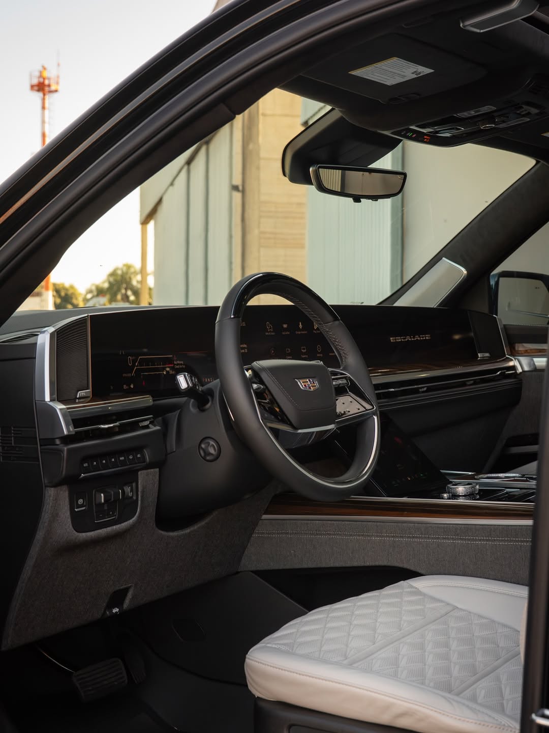 CADILLAC ESCALADE ESV 600 PLATINUM SPORT - Imagem 2