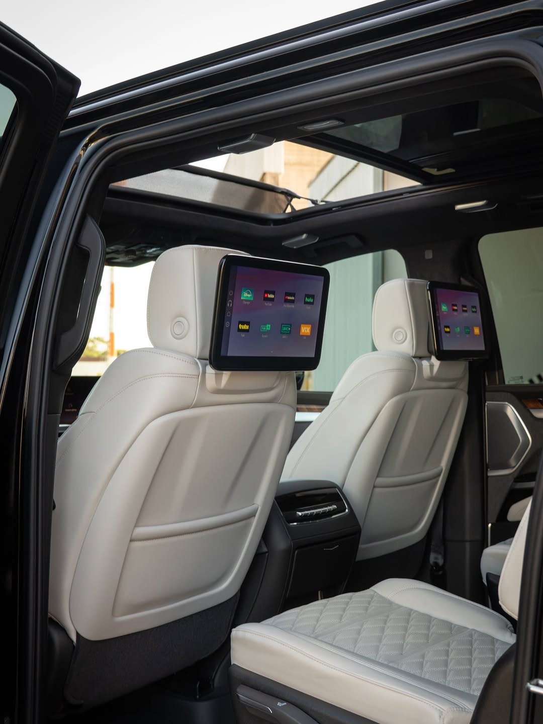 CADILLAC ESCALADE ESV 600 PLATINUM SPORT - Imagem 16