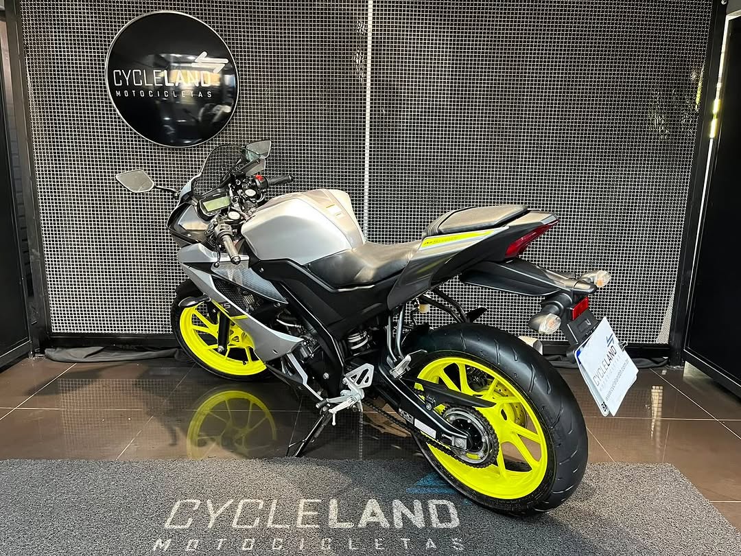 YAMAHA R15 - Imagem 6