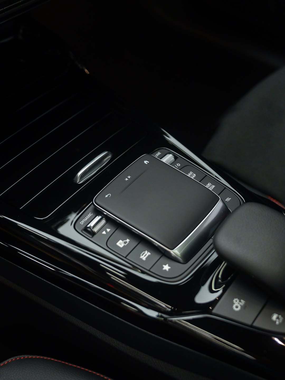 MERCEDES-BENZ CLA 35 AMG - Imagem 12