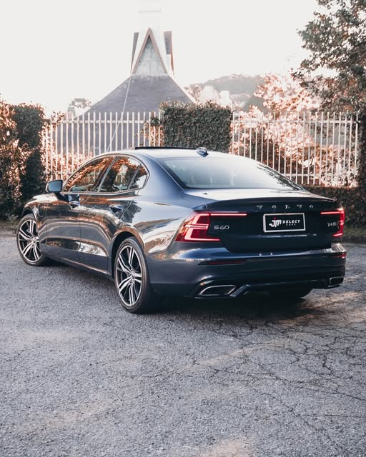 VOLVO S60 T8 R-DESIGN - Imagem 2
