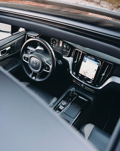VOLVO S60 T8 R-DESIGN - Imagem 3