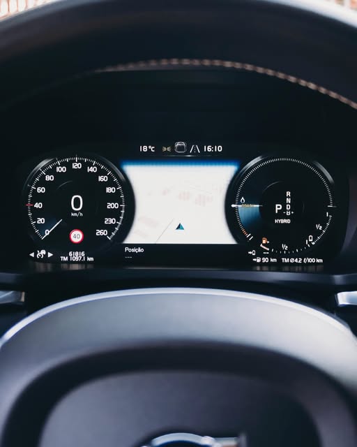 VOLVO S60 T8 R-DESIGN - Imagem 4