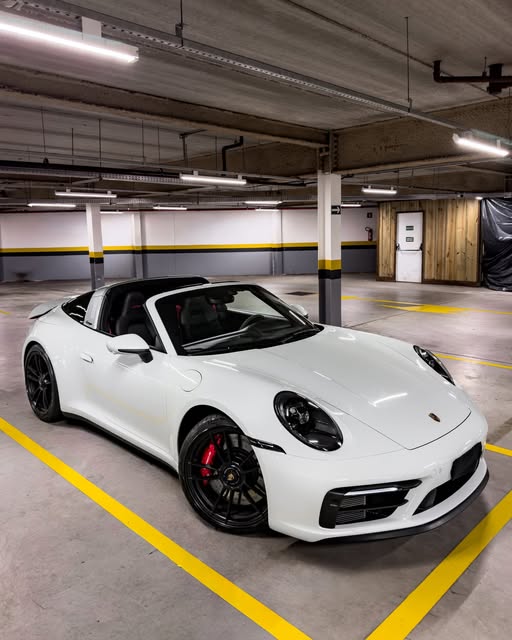 PORSCHE 911 CARRERA 4 GTS TARGA - Imagem 1