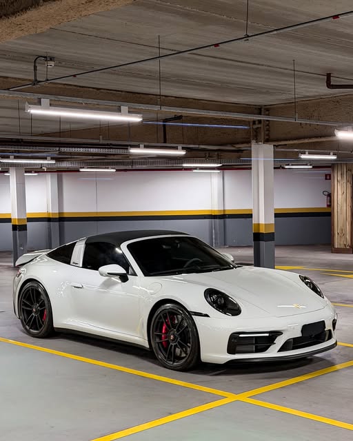 PORSCHE 911 CARRERA 4 GTS TARGA - Imagem 2