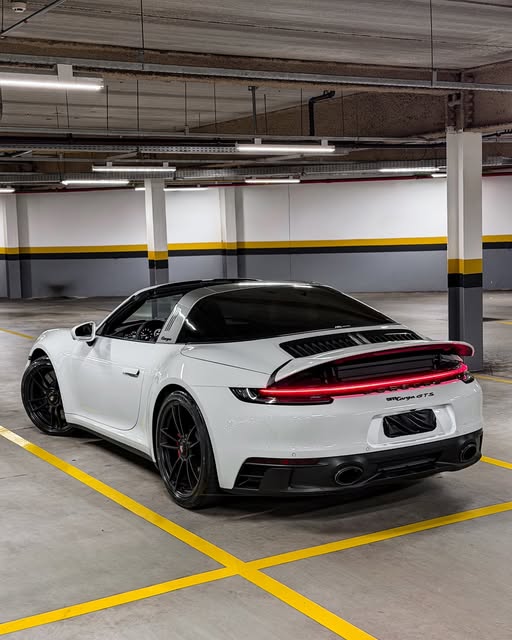PORSCHE 911 CARRERA 4 GTS TARGA - Imagem 11