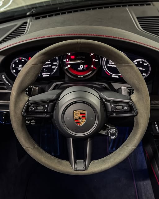 PORSCHE 911 CARRERA 4 GTS TARGA - Imagem 12
