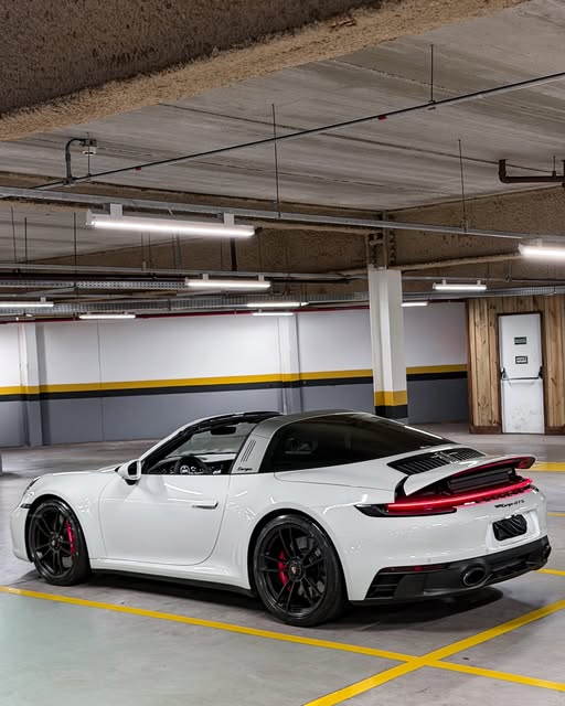 PORSCHE 911 CARRERA 4 GTS TARGA - Imagem 6