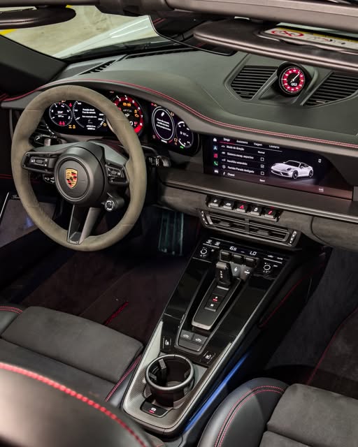 PORSCHE 911 CARRERA 4 GTS TARGA - Imagem 8