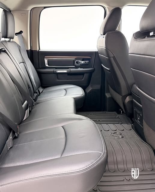 RAM CLASSIC LARAMIE NIGHT EDITION - Imagem 13