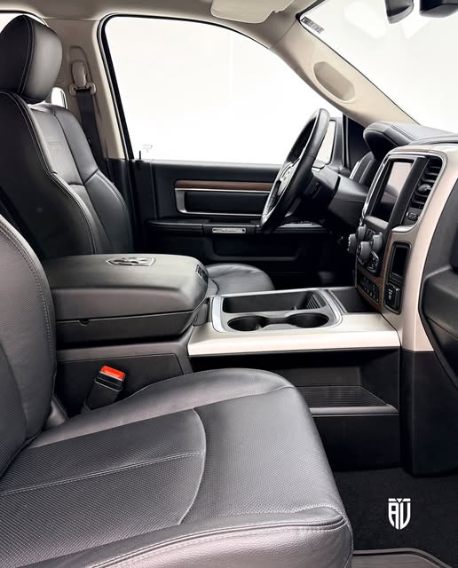 RAM CLASSIC LARAMIE NIGHT EDITION - Imagem 15