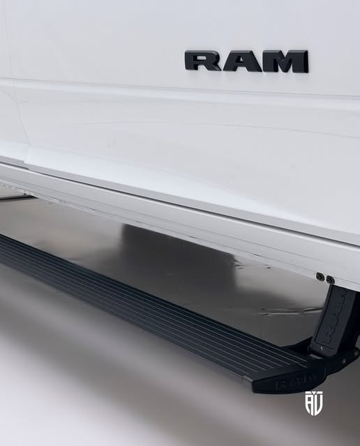 RAM CLASSIC LARAMIE NIGHT EDITION - Imagem 4