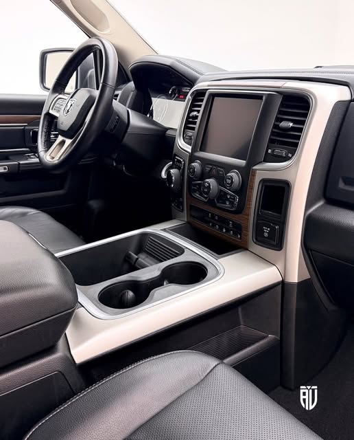 RAM CLASSIC LARAMIE NIGHT EDITION - Imagem 7