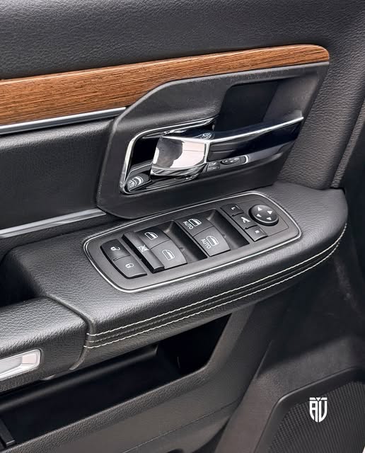 RAM CLASSIC LARAMIE NIGHT EDITION - Imagem 10