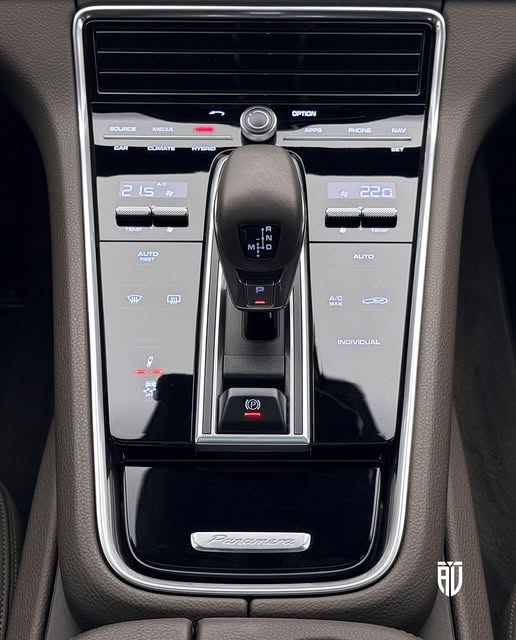 PORSCHE PANAMERA 4 E-HYBRID SPORT TURISMO - Imagem 8