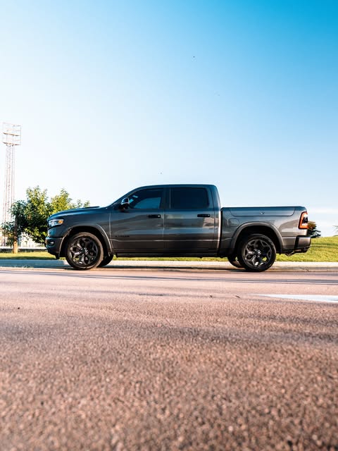 RAM 1500 LIMITED NIGHT EDITION - Imagem 4