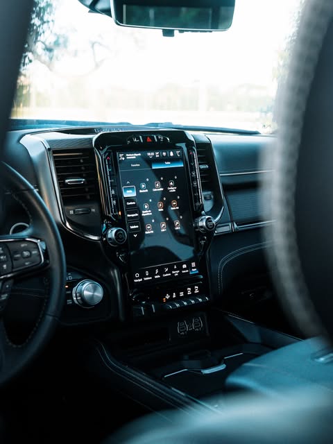 RAM 1500 LIMITED NIGHT EDITION - Imagem 6
