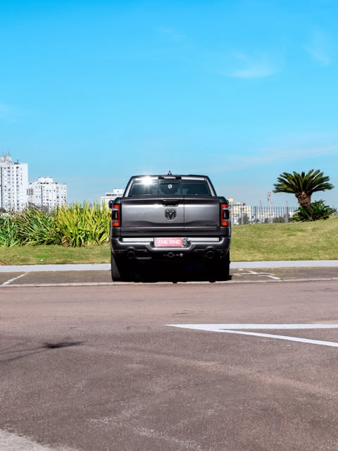 RAM 1500 LIMITED NIGHT EDITION - Imagem 10