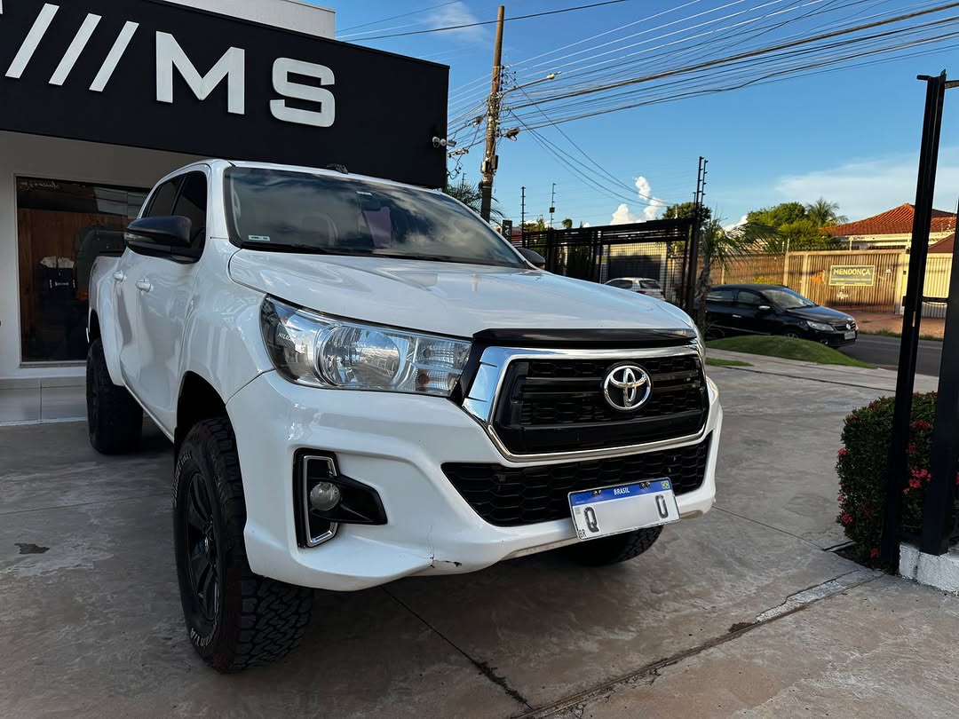 TOYOTA HILUX SR 2.8 TURBO DIESEL 4X4 AUTOMÁTICO - Imagem 3