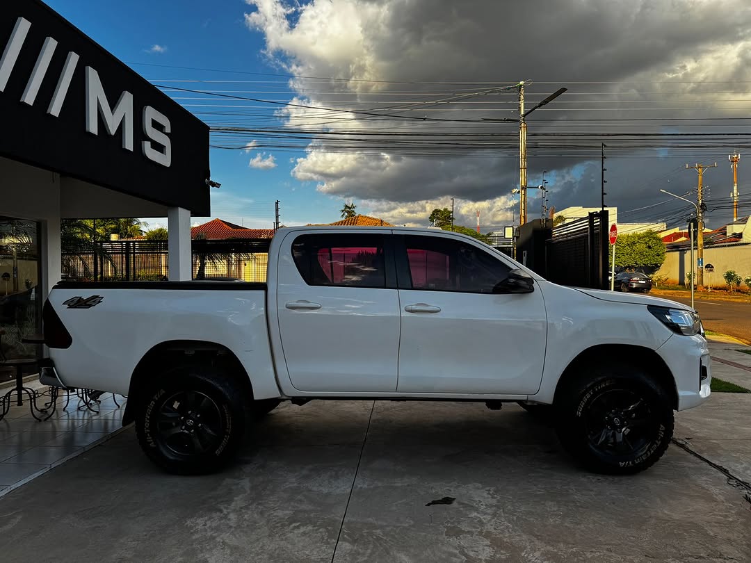 TOYOTA HILUX SR 2.8 TURBO DIESEL 4X4 AUTOMÁTICO - Imagem 4