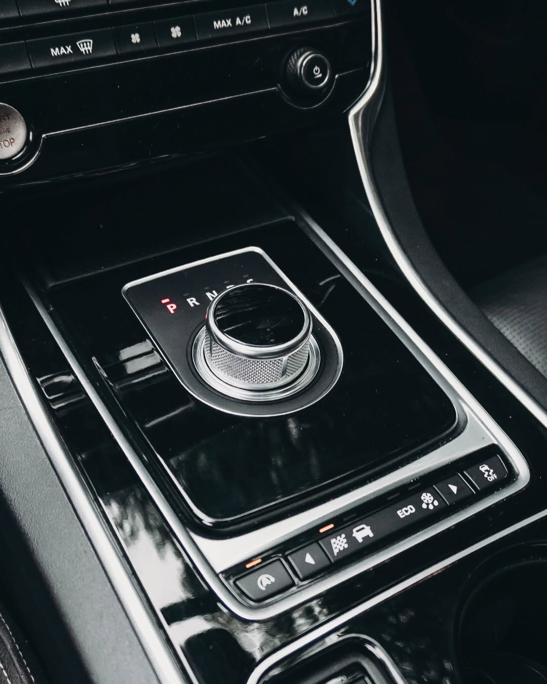 JAGUAR XE R-SPORT - Imagem 6
