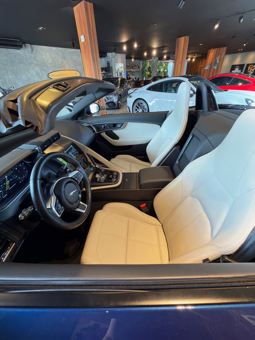 JAGUAR F-TYPE P300 R-DYNAMIC CABRIO - Imagem 17