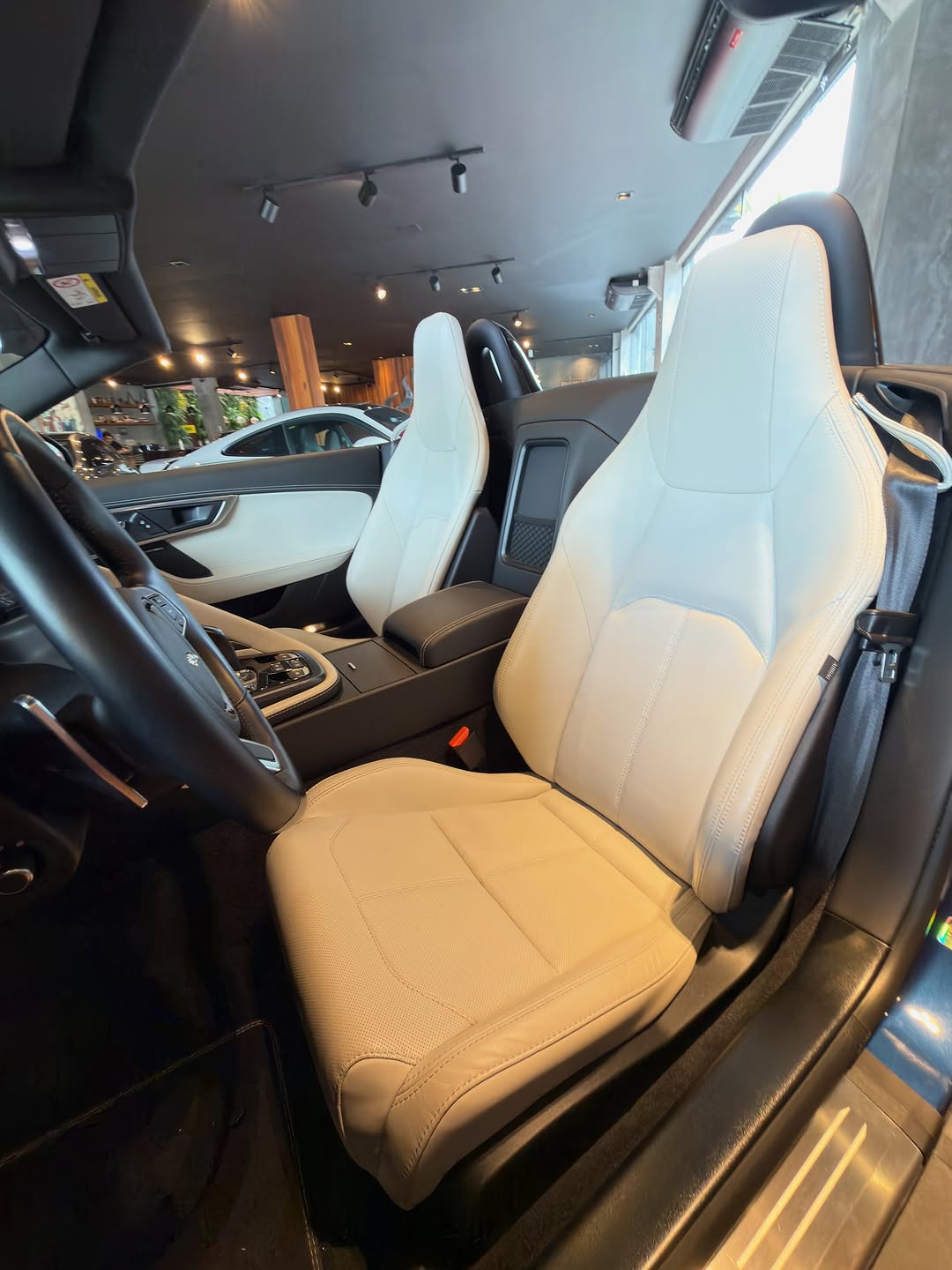 JAGUAR F-TYPE P300 R-DYNAMIC CABRIO - Imagem 9