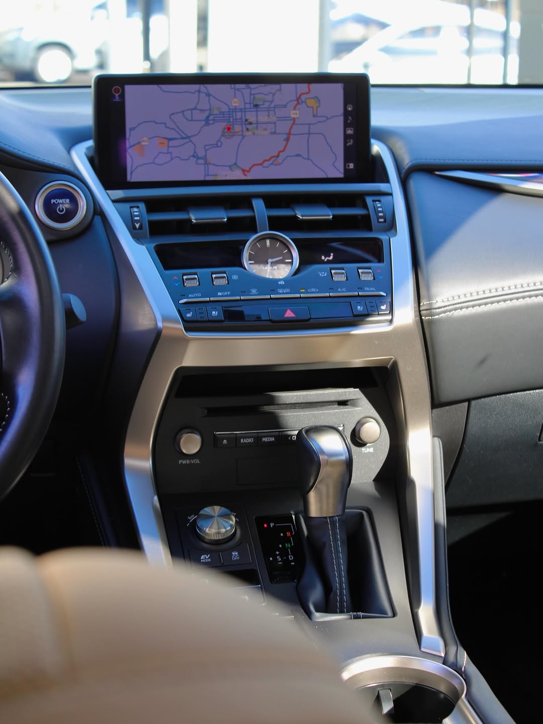 LEXUS NX 300H LUXURY - Imagem 9