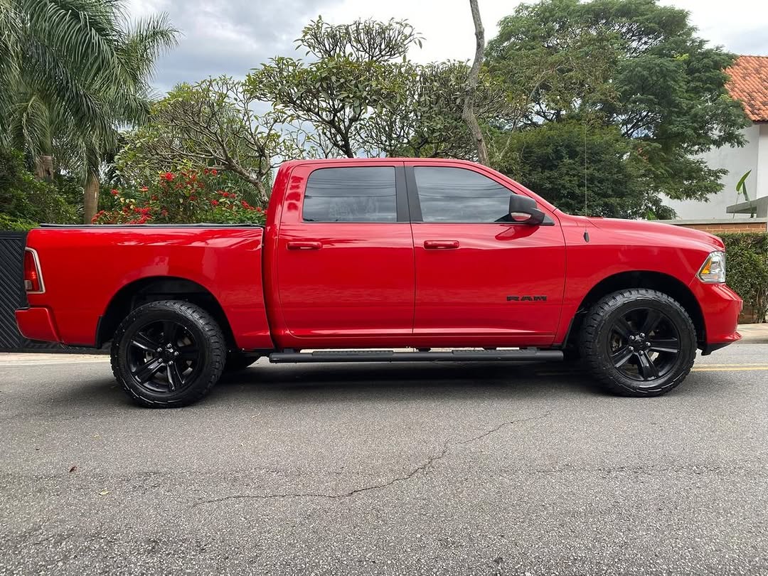 RAM CLASSIC LARAMIE NIGHT EDITION - Imagem 4