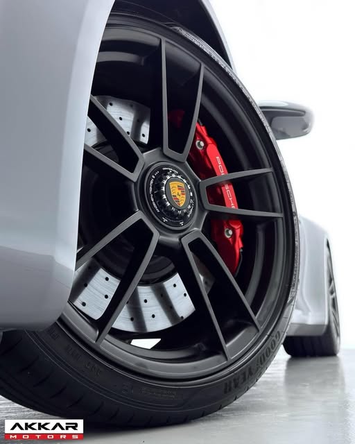 PORSCHE 911 CARRERA 4 GTS - Imagem 6