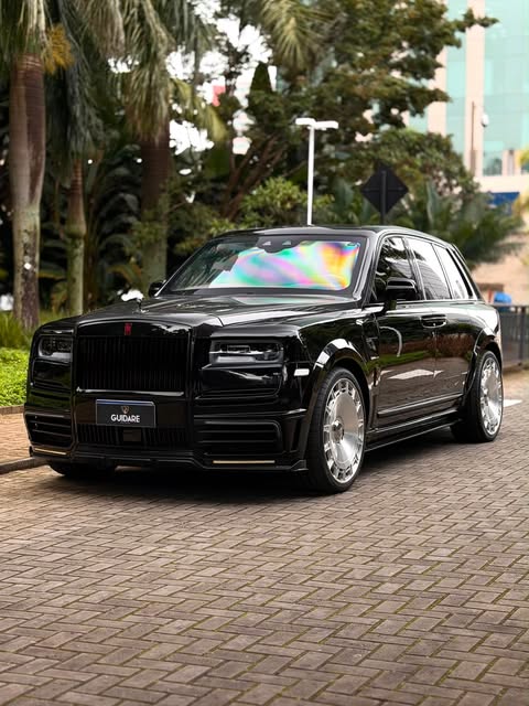 ROLLS-ROYCE CULLINAN BLACK BADGE - Imagem 1