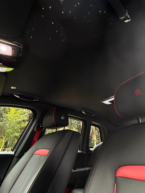 ROLLS-ROYCE CULLINAN BLACK BADGE - Imagem 13