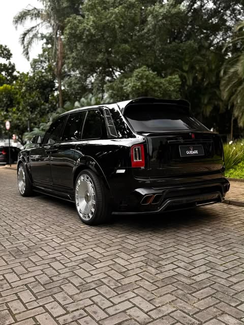 ROLLS-ROYCE CULLINAN BLACK BADGE - Imagem 7