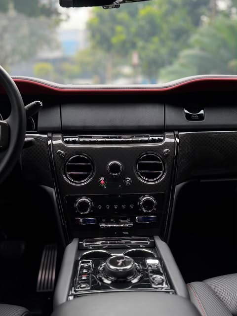 ROLLS-ROYCE CULLINAN BLACK BADGE - Imagem 8