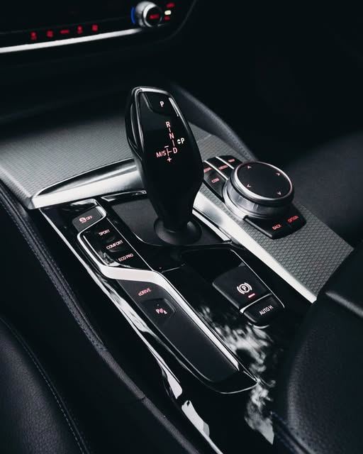 BMW 530E M SPORT - Imagem 6