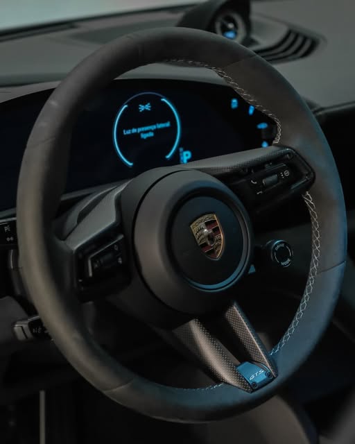 PORSCHE TAYCAN 4 GTS - Imagem 3