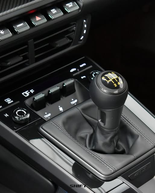 PORSCHE 911 GT3 TOURING - Imagem 4