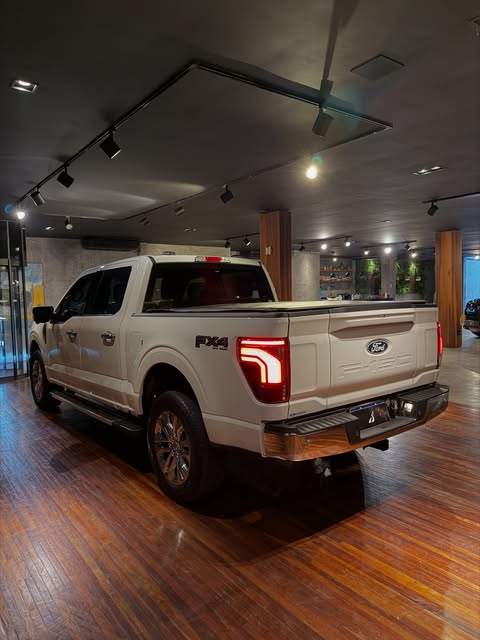 FORD F-150 LARIAT FX4 - Imagem 6