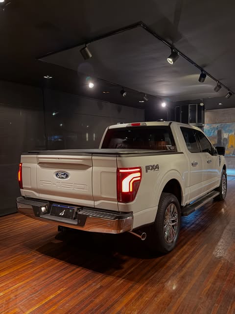 FORD F-150 LARIAT FX4 - Imagem 7