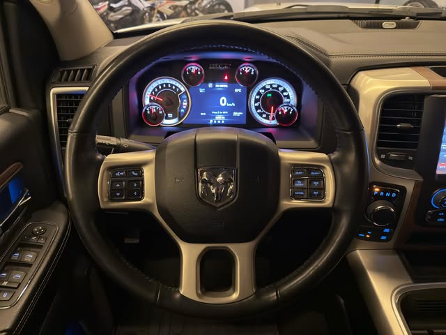 RAM 1500 CLASSIC LARAMIE NIGHT EDITION - Imagem 9