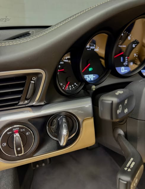 PORSCHE 911 CARRERA CABRIOLET - Imagem 11