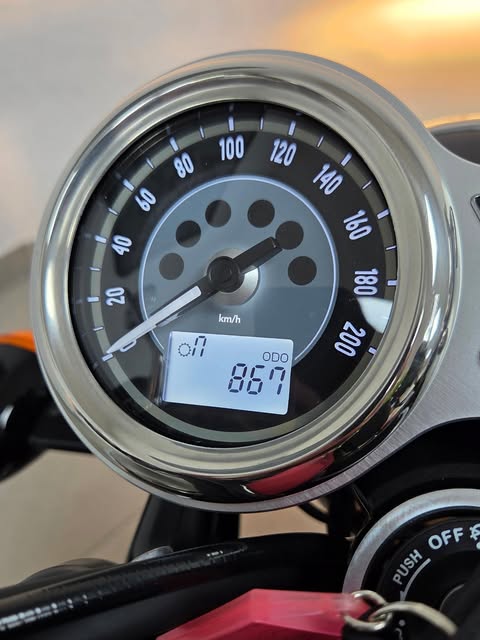 TRIUMPH BONNEVILLE T-100 - Imagem 14