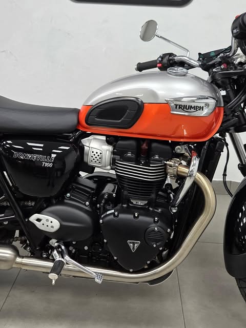TRIUMPH BONNEVILLE T-100 - Imagem 6