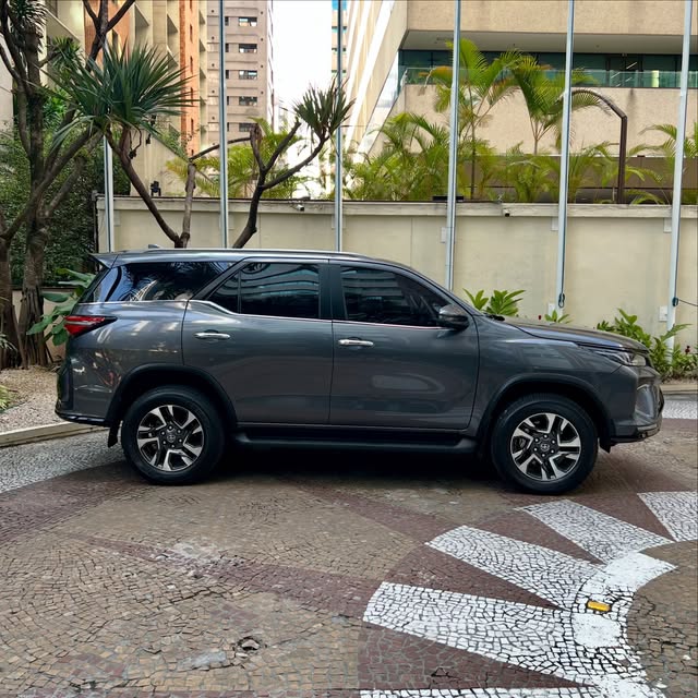 TOYOTA HILUX SW4 SRX PLATINUM - Imagem 4