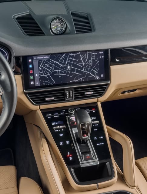 PORSCHE CAYENNE E-HYBRID - Imagem 6